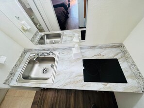 Täysikokoinen jääkaappi, mikroaaltouuni, liesi