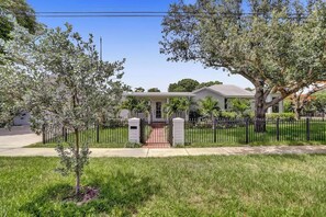 Exterior - Resort Villa Compound 7BR 2 Houses In One HTD Pool (Pompano Beach)