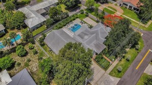 Ett bostadsområde med hus, en swimmingpool och en väg.