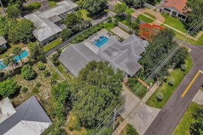 A residential area with houses, a swimming pool, and a road. - Resort Villa Compound 7BR 2 Houses In One HTD Pool (Pompano Beach)