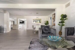 Living area - Resort Villa Compound 7BR 2 Houses In One HTD Pool (Pompano Beach)