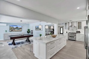 Coffee/tea maker, fridge, microwave, oven - Resort Villa Compound 7BR 2 Houses In One HTD Pool (Pompano Beach)