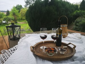Outdoor dining - Pine Lodge - luxurious bungalow in nature (Valongo)