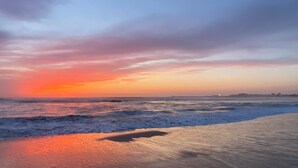 Una platja amb un capvespre.