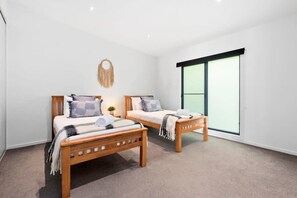 4 bedrooms, desk, WiFi, bed sheets