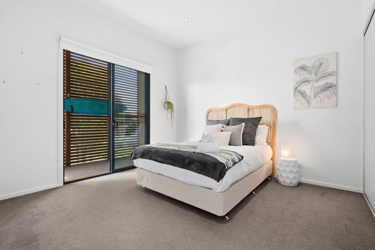 4 bedrooms, desk, WiFi, bed sheets