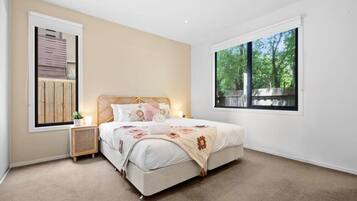 4 bedrooms, desk, WiFi, bed sheets