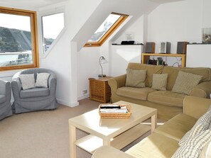 TV - 3 bedroom accommodation in Buckley St (Buckley St)