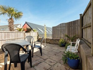 Outdoor dining - 3 bedroom accommodation in Buckley St (Buckley St)