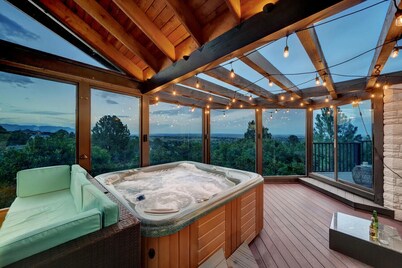 Broadmoor Luxury Retreat - Mountain View & Hot Tub