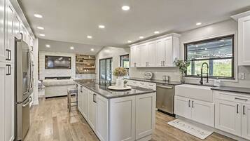 Køleskab, mikrobølgeovn, ovn, kogeplade