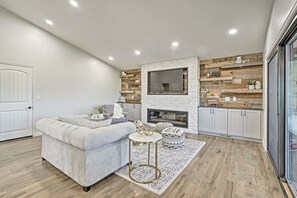 Smart-TV, Kamin, Bücher