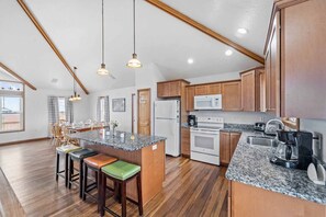 Kjøleskap, mikrobølgeovn, ovn og kokeplater