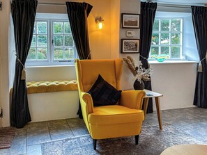 Fireplace - 2 bedroom accommodation in Calbourne (Calbourne)