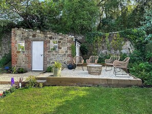 Terrace/patio - 2 bedroom accommodation in Calbourne (Calbourne)