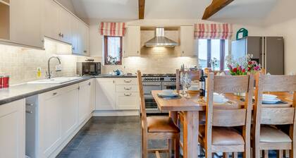 WOODPECKER BARN - CWL