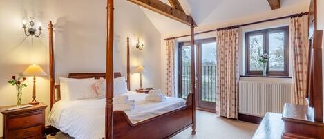 4 室のベッドルーム、WiFi (無料)、ベッドシーツ