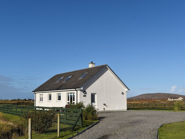 Exterior - Lochboisdale Cottage (Lochboisdale)