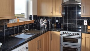 Private kitchen - Lochboisdale Cottage (Lochboisdale)