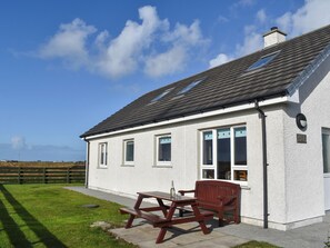 Outdoor dining - Lochboisdale Cottage (Lochboisdale)