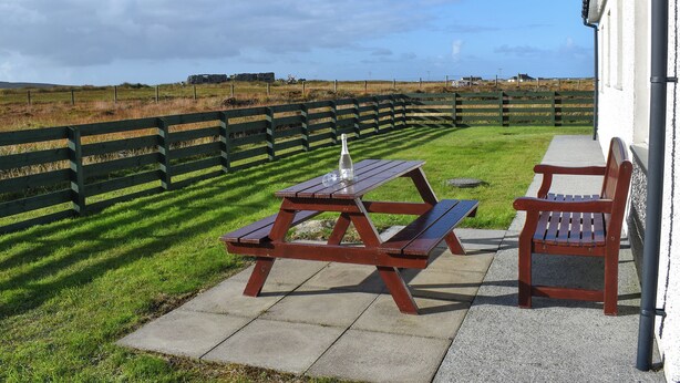 Outdoor dining - Lochboisdale Cottage (Lochboisdale)