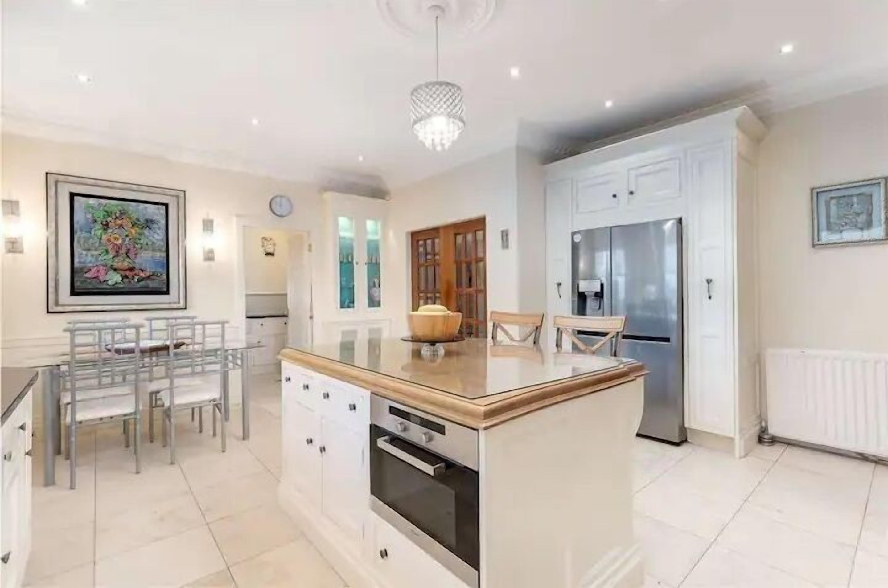 Réfrigérateur, micro-ondes, four, lave-vaisselle