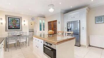 Réfrigérateur, micro-ondes, four, lave-vaisselle