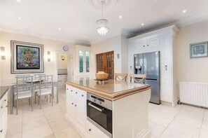 Kylskåp, mikrovågsugn, ugn och diskmaskin