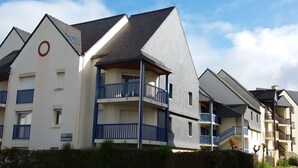 A row of modern apartment buildings with balconies, a sign indicating 'APOTHECARY', and a 'PROPHYTE PRIVÉ' sign. - Arzon au balcon - Port du Crouesty (Arzon)