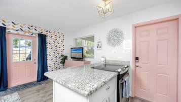 Coffee/tea maker, fridge, microwave, stovetop