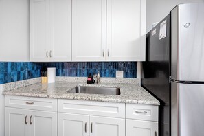 Refrigerador, microondas, parrilla de estufa y lavavajillas 