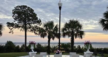 Eden House Mansion on 400 ft of Bay Frontage -20min Destin beaches, 4 acres pool