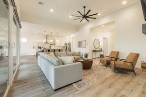 Smart TV, fireplace, books - Avery: Bright & Spacious Family Getaway (Hurricane)