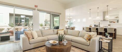 تلفزيون ذكي، مدفأة، كُتُب