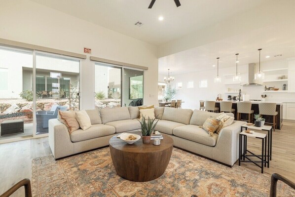 Smart TV, fireplace, books - Avery: Resort Access + Golf + Sand Dunes (Hurricane)