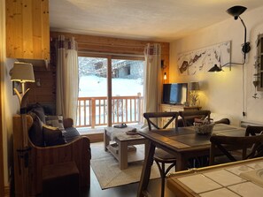 TV, DVD-spiller, bøker og stereoanlegg