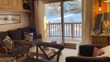 Tv, dvd-spelare, böcker och en stereo