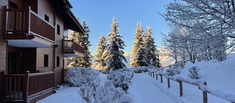 ARCS 1800 COSY SKI-IN/SKI-OUT APARTMENT IN A LUXURY CHALET