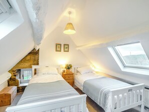 3 bedrooms, free WiFi, bed sheets - 3 bedroom accommodation in Kettleness, near Whitby (Kettleness, near Whitby)