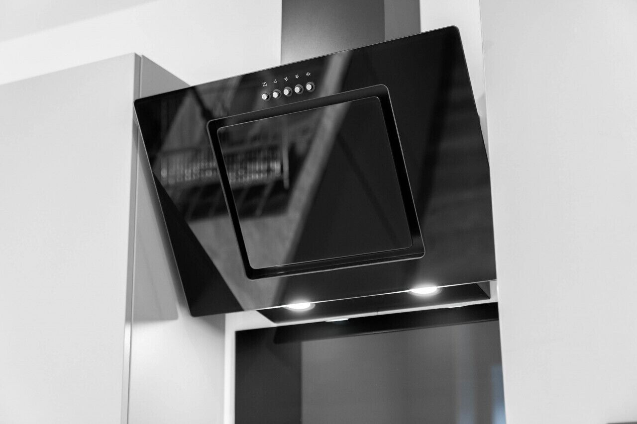 Eine moderne Küche mit integriertem Backofen und Mikrowelle.