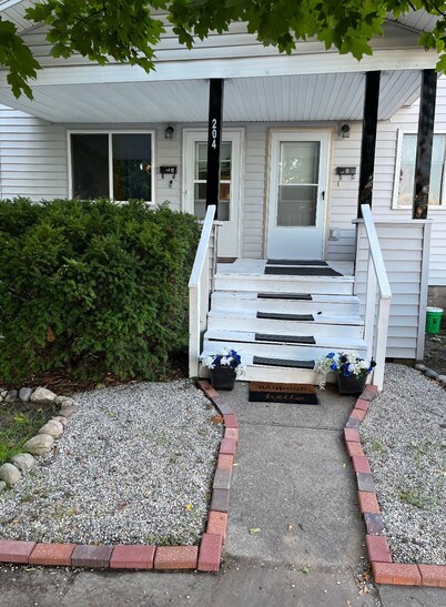 Vibrant 2 Bed Located Downtown/ Closing to Soaring Eagle/CMU