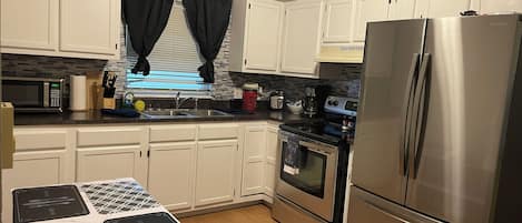 Private kitchen | Fridge, microwave, oven, stovetop