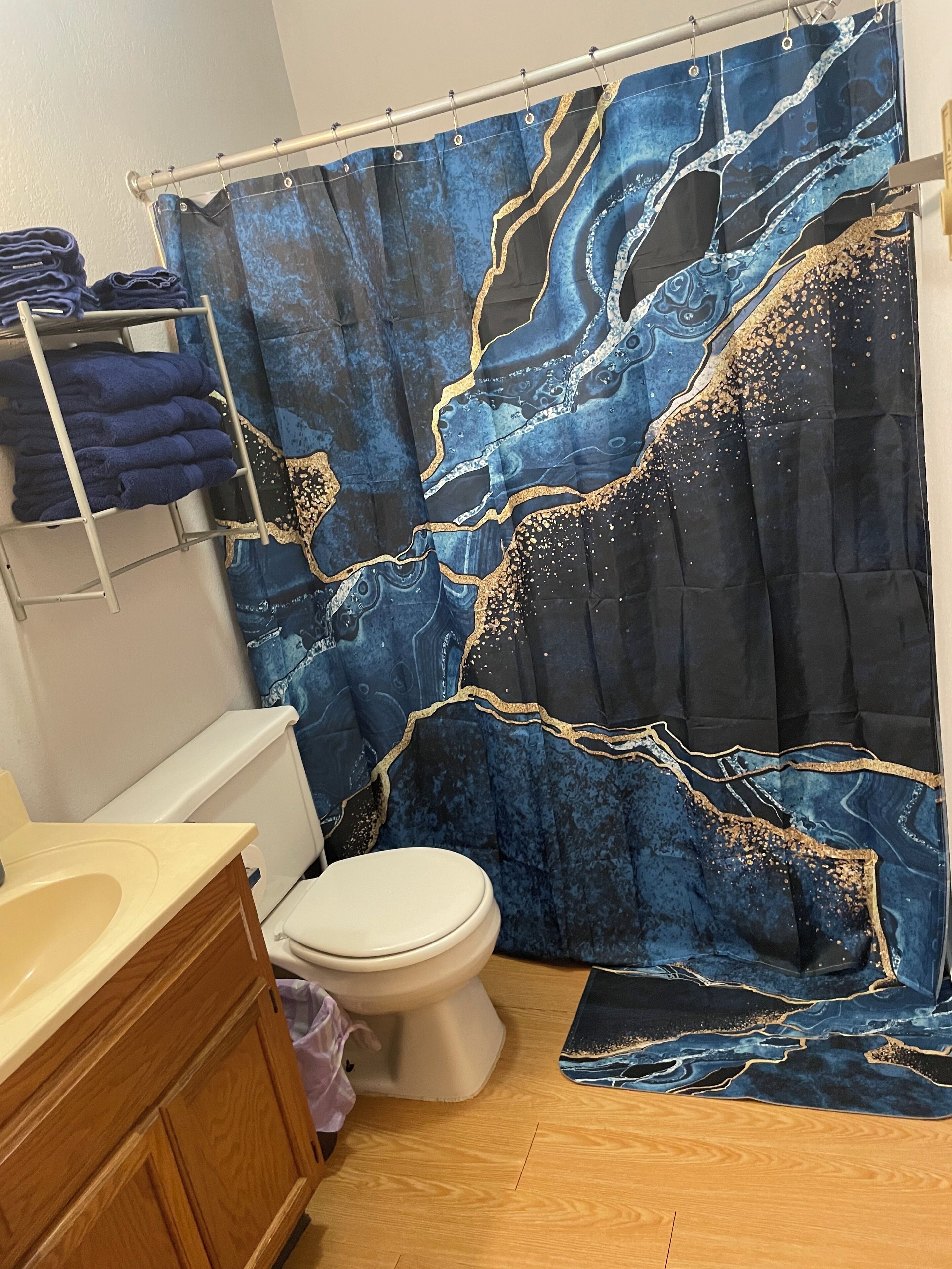 Suihkun ja ammeen yhdistelmä, hiustenkuivaaja, pyyhkeet