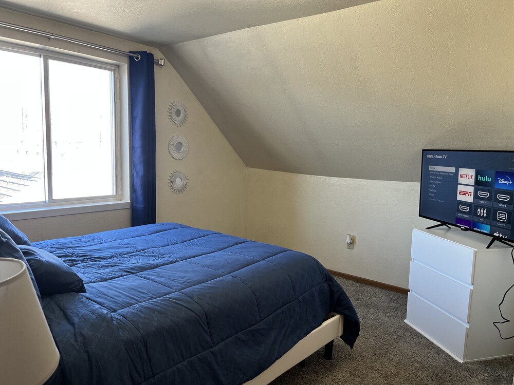 Vibrant 2 Bed Located Downtown/ Closing to Soaring Eagle/CMU Mount