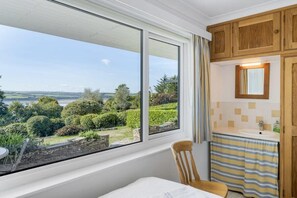 Room - Spacious Apartment in Rock, Private Parking (Rock)
