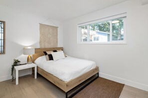 2 quartos, escrivaninha, ferros/tábuas de passar roupa