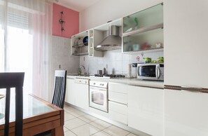 Fridge, microwave, oven, stovetop - Spacious and cozy Apartment-5th floor with elevator. With private parking space (Bologna)