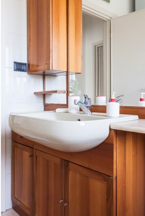 Vasca, bidet, asciugamani, sapone