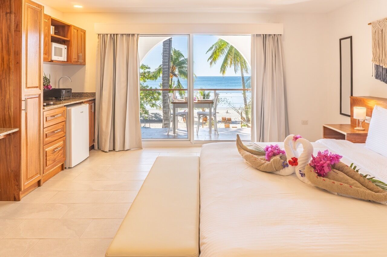 Habitación doble Deluxe | Cocina privada | Refrigerador con congelador, microondas y parrilla de estufa 