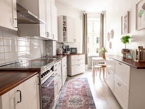 Comfort-studio | Yksityinen keittiö | Kahvin-/teenkeitin, keittoastiat/astiat/ruokailuvälineet, ruokailupöytä